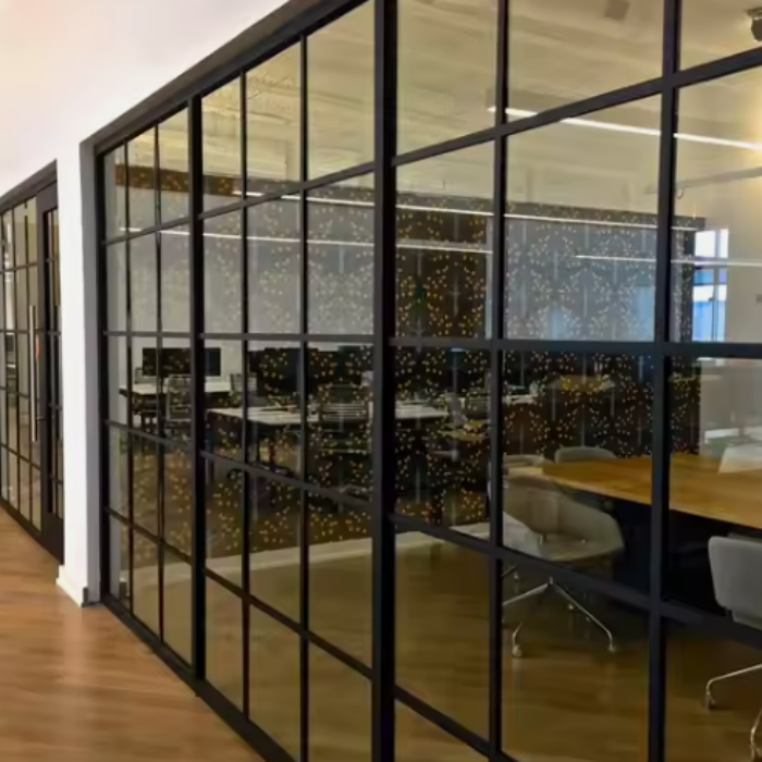 Stalen scheidingswand met glas (prijs op aanvraag)